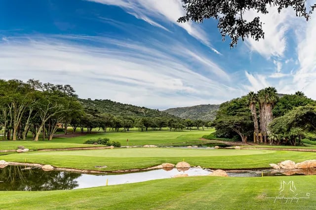 Fairway de golf dans le paysage vallonné de Sun City