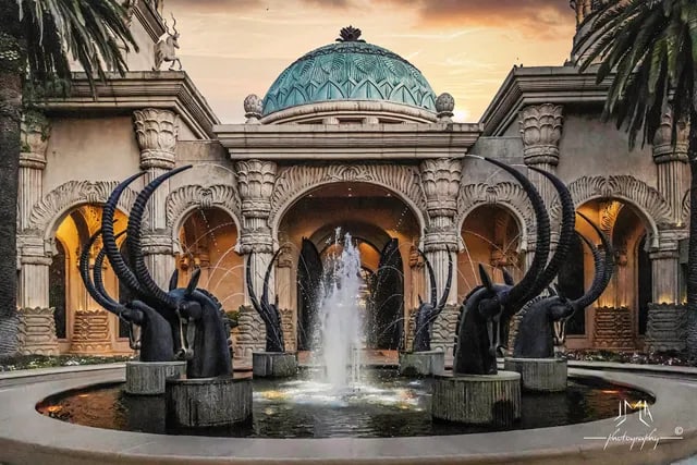 Fontaine et architecture du Palace of the Lost City