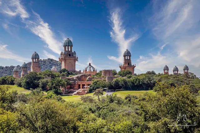 Architecture de Sun City au-dessus de la végétation