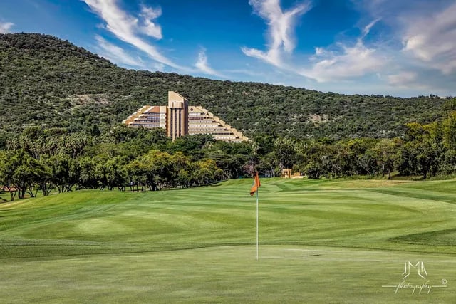Green de golf avec un hôtel de Sun City en arrière-plan