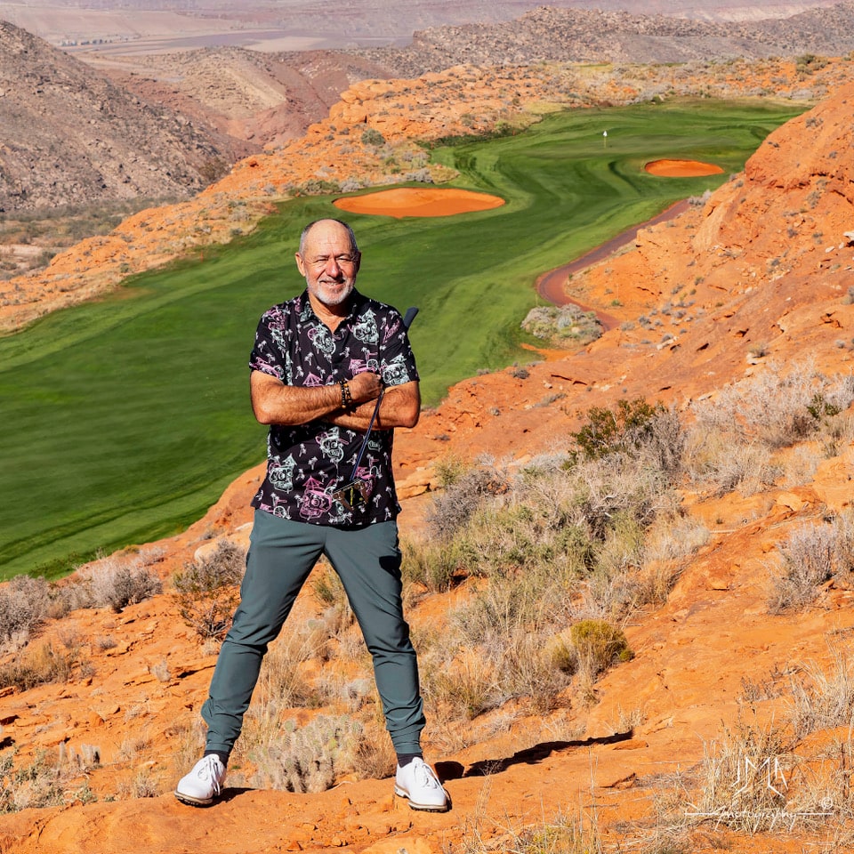 Jean-Marc Autiero devant un parcours de golf en milieu désertique