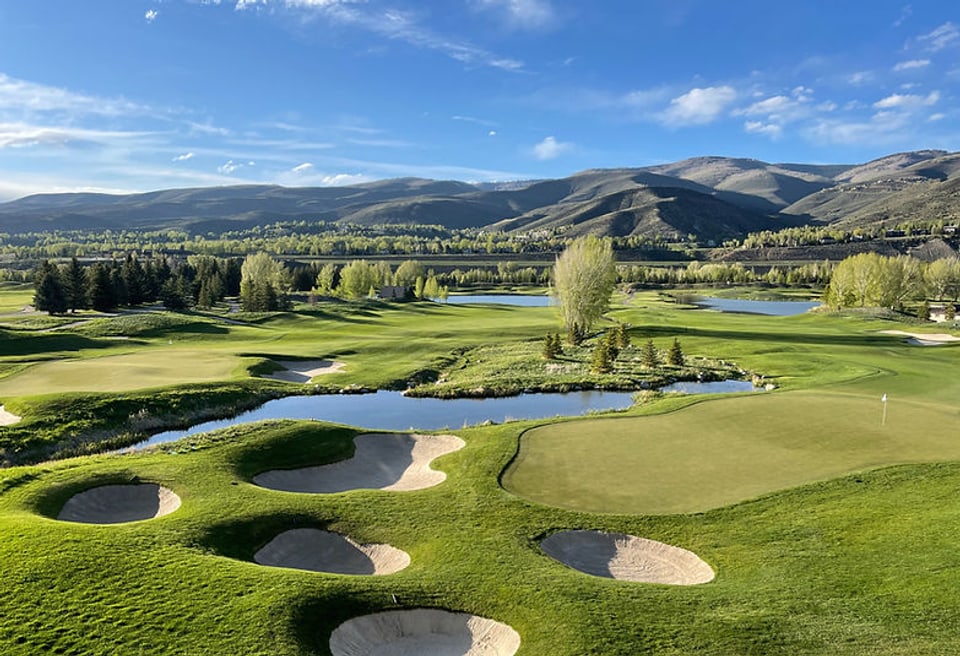 Parcours de golf de montagne entouré de plans d’eau