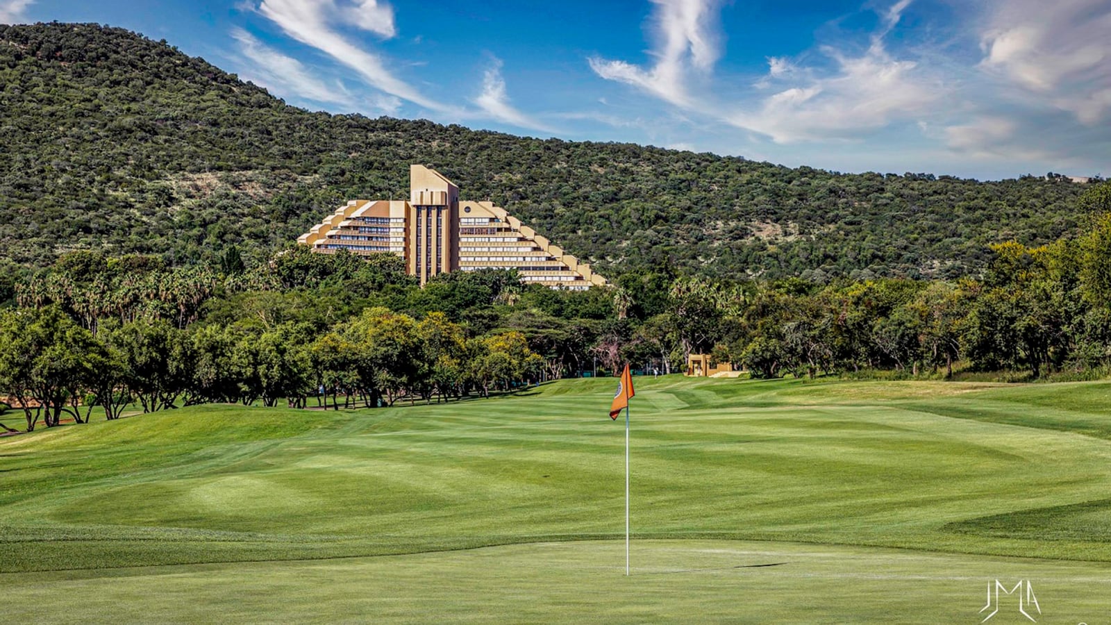 Parcours de golf de Sun City avec l’hôtel au pied des collines