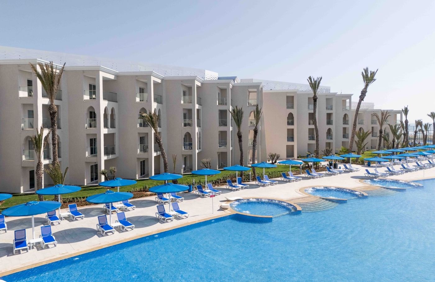 Piscines et façades du Pickalbatros Palais des Roses à Agadir