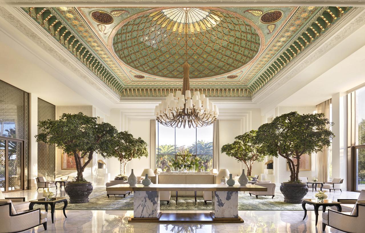 Salon du Ritz-Carlton Rabat, Dar Es Salam, sous son plafond marocain sculpté