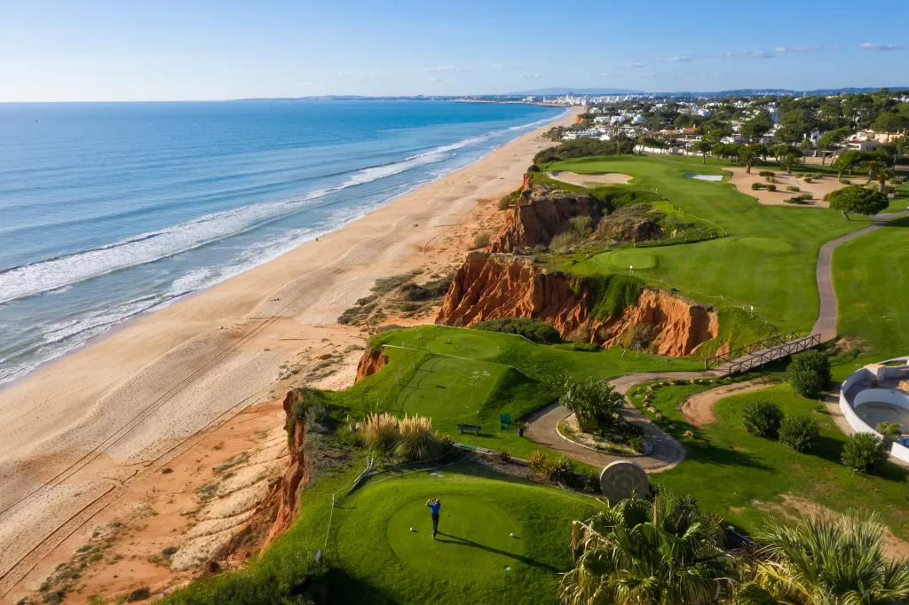 Le parcours Royal de Vale do Lobo, entre falaises ocre, greens et océan Atlantique