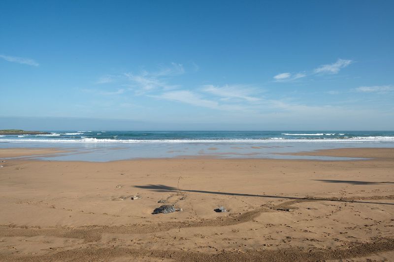 Plage de sable au bord de l'océan