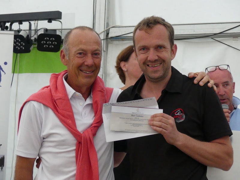 François Carpentier et un heureux gagnant des 29ᵉ Challenge de Golf  Groupe BPCE Sports