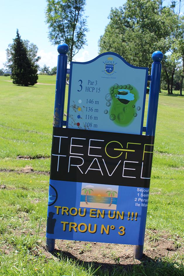 Panneau Tee Off Travel décorant le trou n° 3 lors de la « Chasse aux birdies », au Golf d'Avignon Chateaublanc