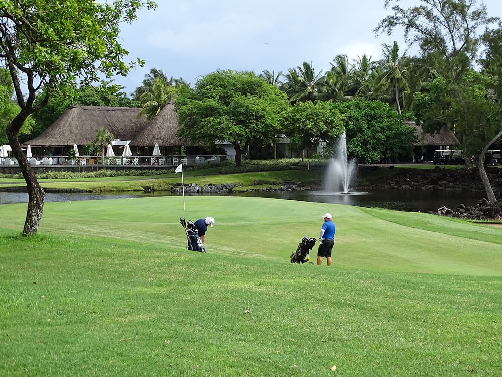 Golfeurs sur le parcours Legend Golf Course du Belle Mare 