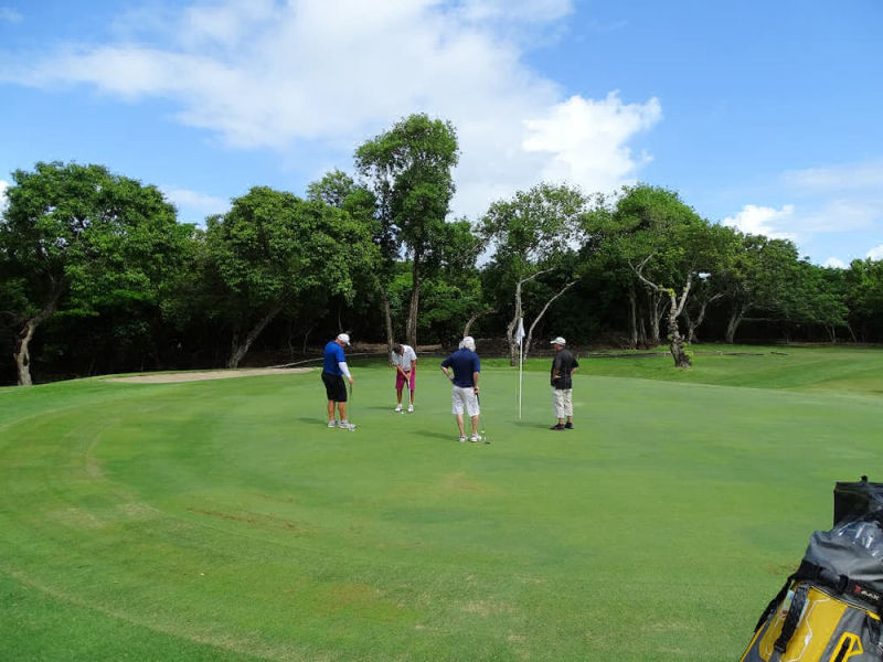 Golfeurs sur le parcours Legend Golf Course du Belle Mare