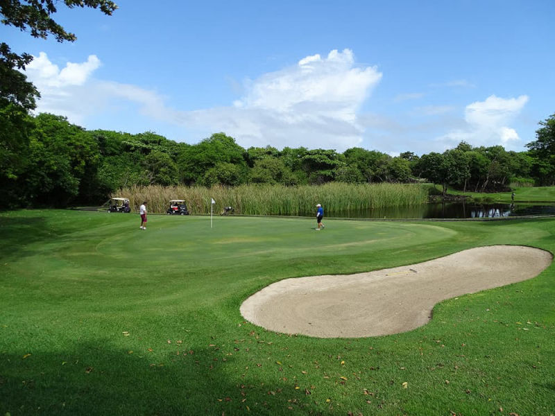 Paysage idyllique sur le parcours Legend Golf Course du Belle Mare