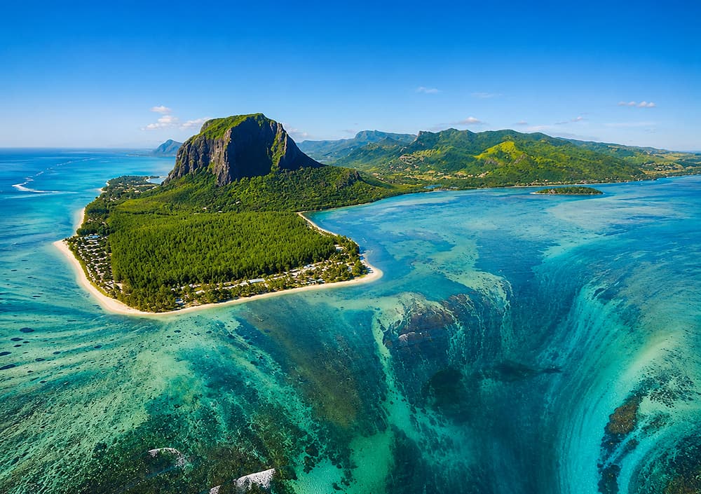 Vue aérienne de l'Île Maurice et de l'illusion de faille sous-marine
