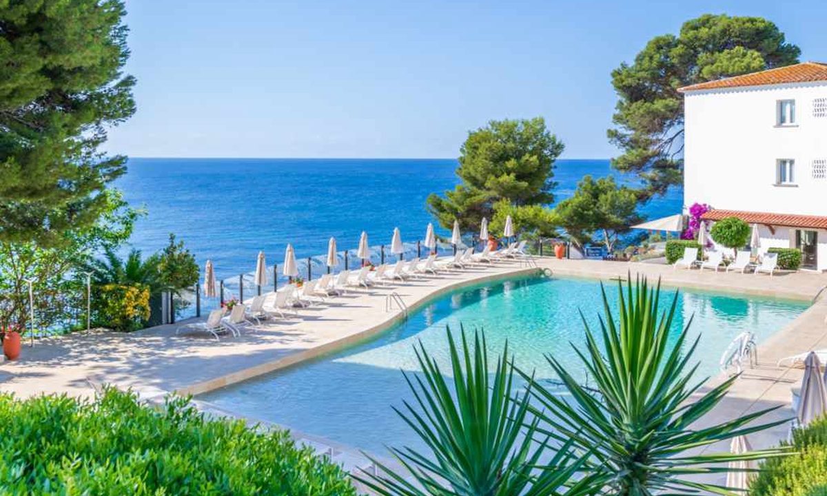 Piscine et pins face à la Méditerranée au Park Hotel San Jorge