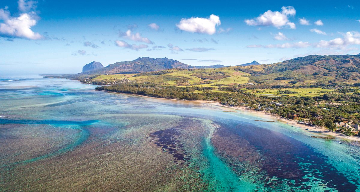 Vue aérienne du lagon, du littoral et des reliefs de l’Île Maurice