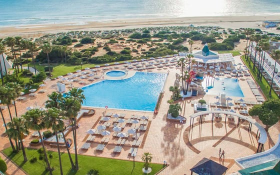 Piscine et océan à l’Iberostar Waves Royal Andalus
