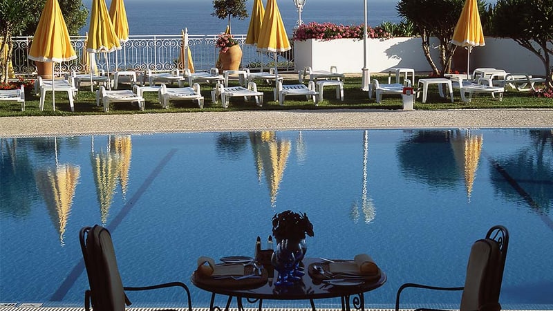 Piscine et vue vers l’océan au Dona Filipa Hotel
