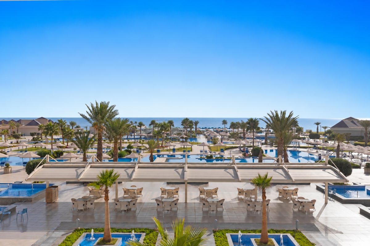 Le White Beach Resort Taghazout, ses piscines et ses palmiers face à l’océan Atlantique