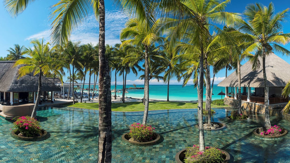 Piscine, plage et palmiers du Constance Belle Mare Plage à l’île Maurice