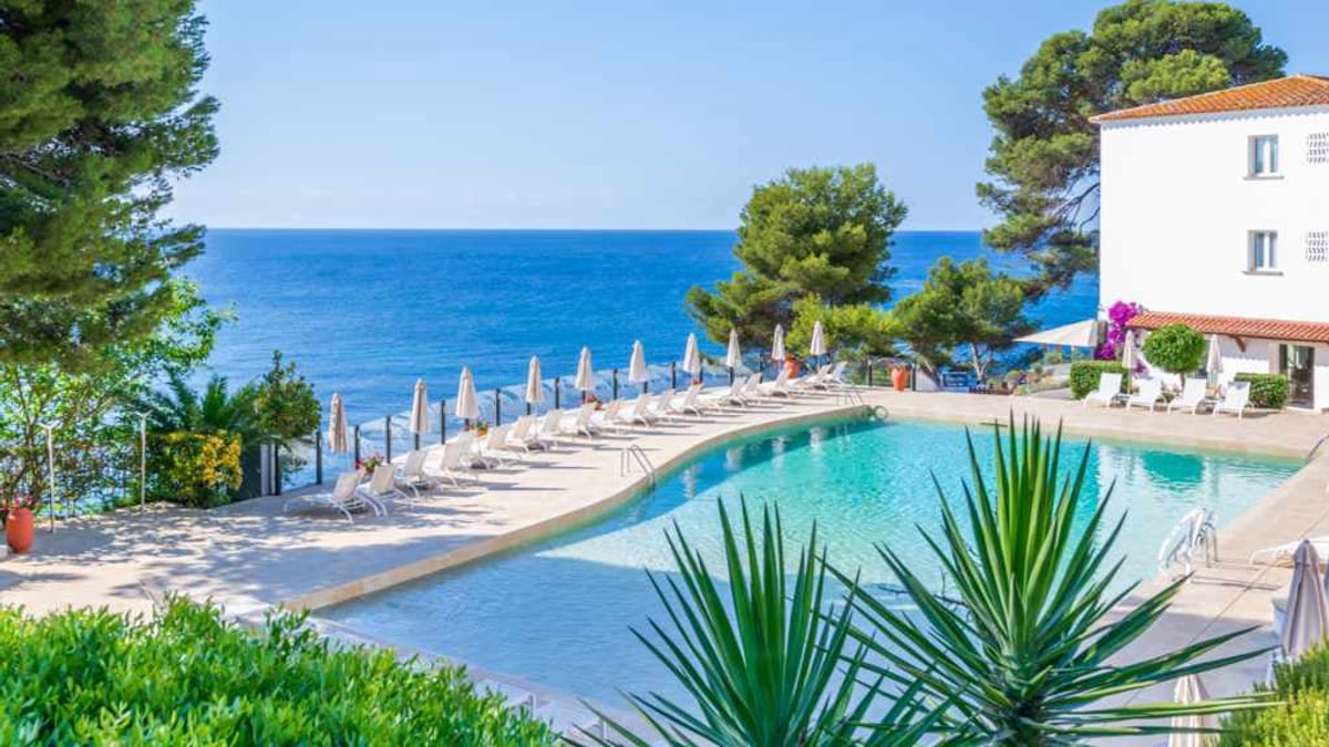 Piscine du Park Hotel San Jorge face à la Méditerranée sur la Costa Brava