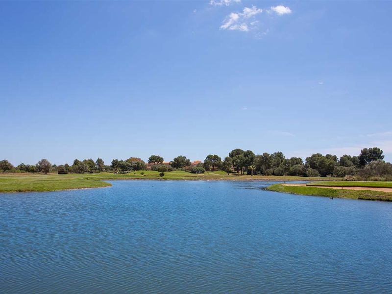 Lac et bunkers du parcours de golf