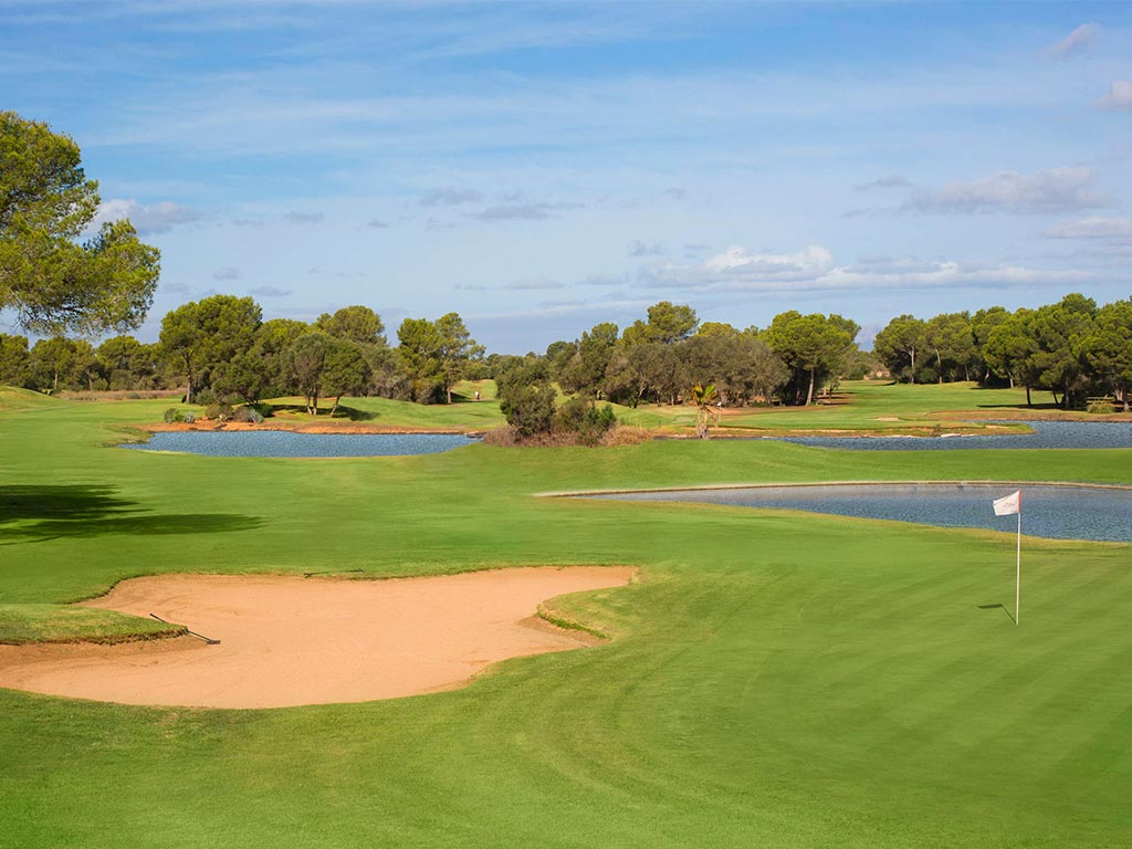 Lac et bunkers et Forêt du parcours de golf