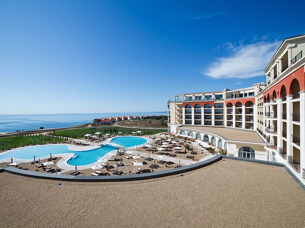 Vue générale avec les piscines et la mer méditerranée