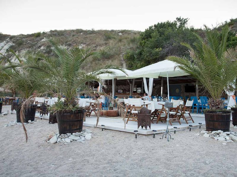 Bar sur la plage, en bord de mer