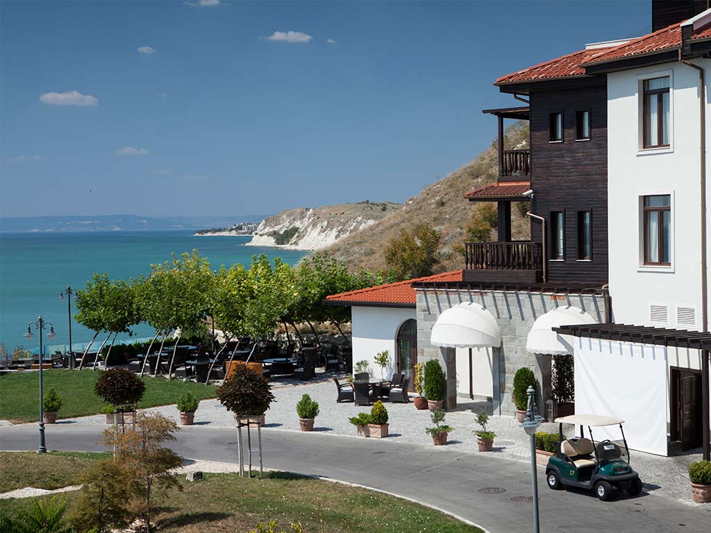 Restaurant extérieur avec vue sur la mer méditerranée