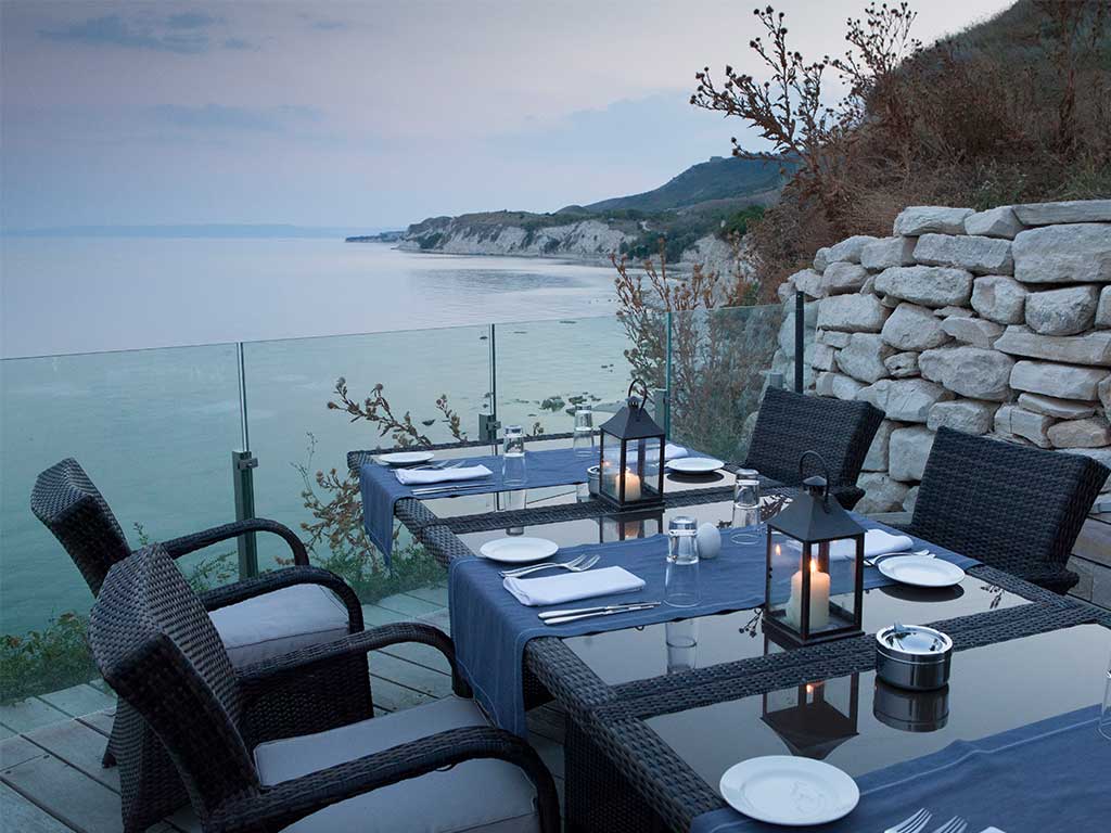 Restaurant avec vue sur la mer méditerranée
