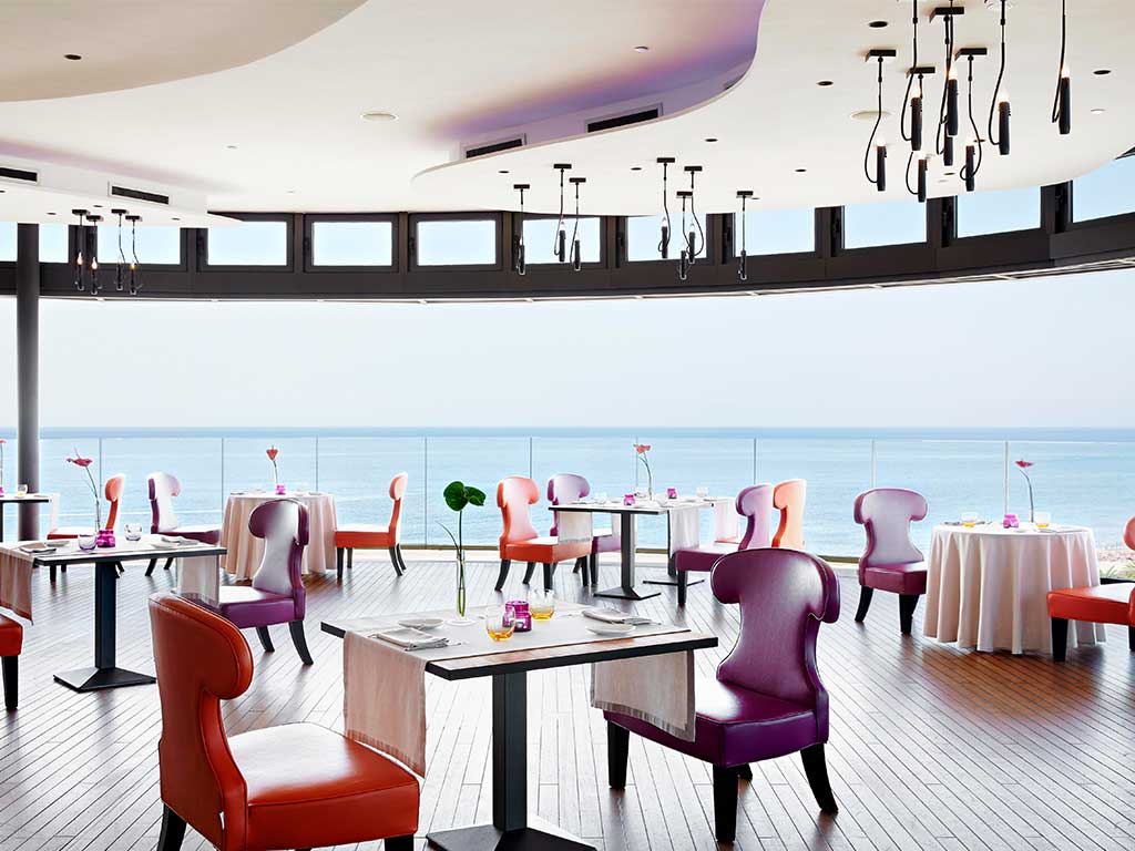 Restaurant panoramique avec vue océan
