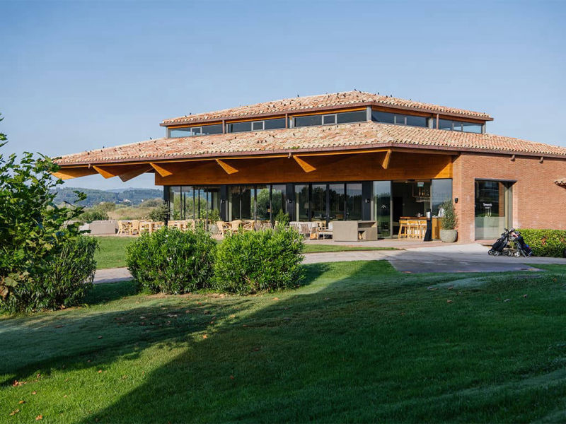 ClubHouse avec vue sur le golf