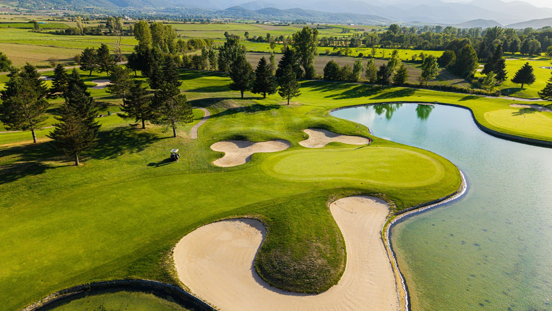 Green, bunkers et lac vus du ciel — Fontanals Golf Club