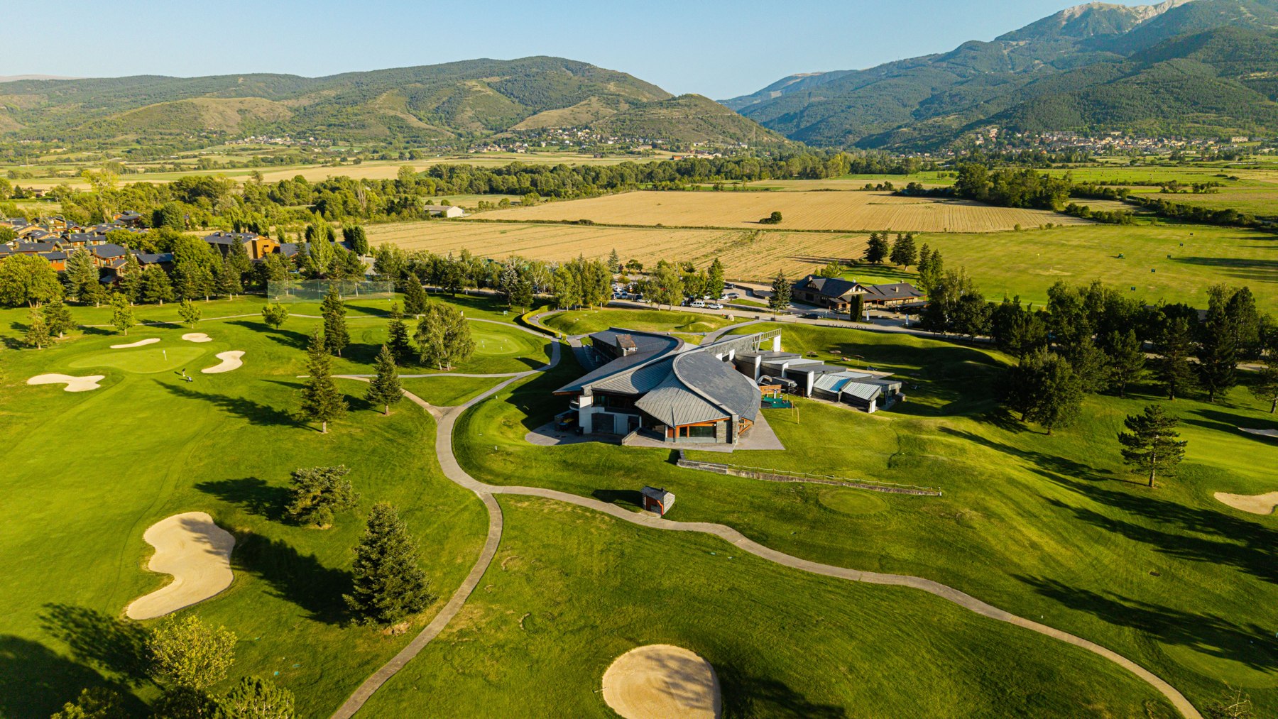 Club-house et parcours dans les Pyrénées — Fontanals Golf Club