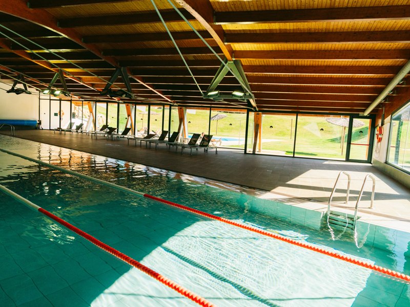 Piscine intérieure du club — Fontanals Golf Club