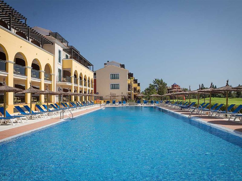 Piscine extérieure avec vue sur le golf