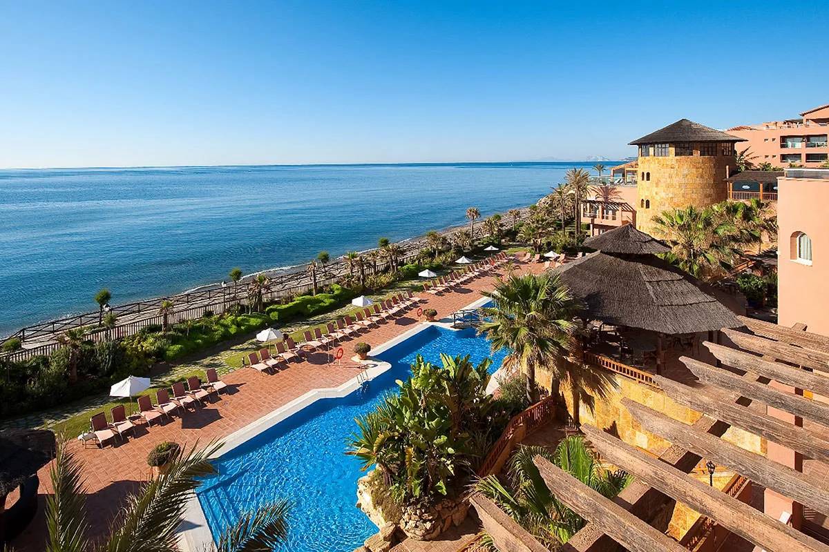 Piscine et vue sur la mer de l’hôtel Elba Estepona en Andalousie