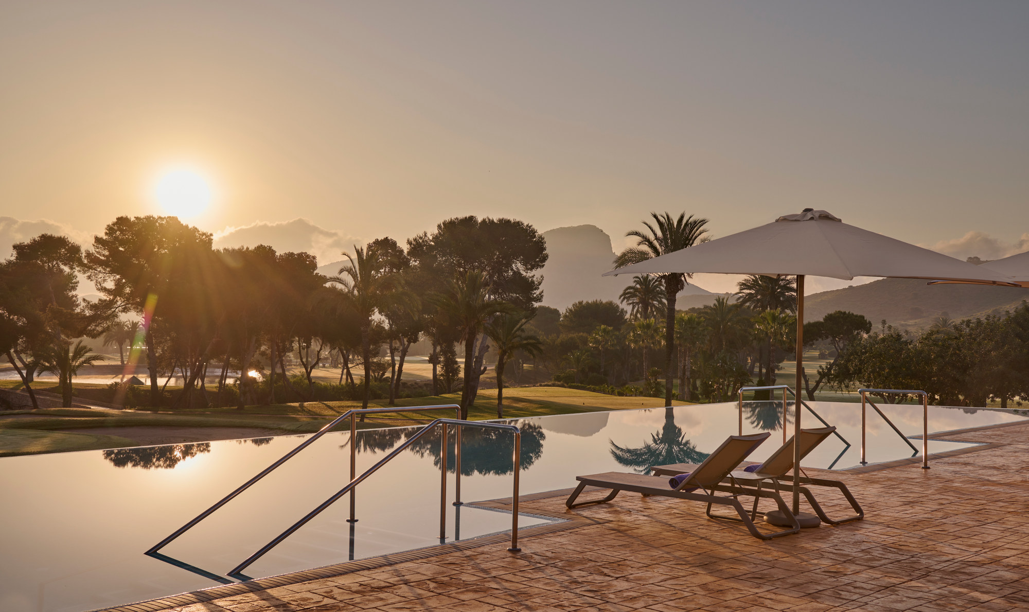 Piscine du Grand Hyatt La Manga Club au coucher du soleil