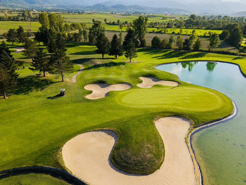 Green, bunkers et lac vus du ciel — Fontanals Golf Club