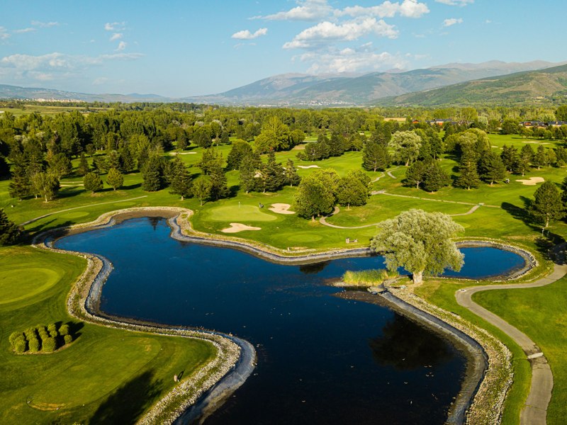 Lacs et fairways dans la vallée — Fontanals Golf Club