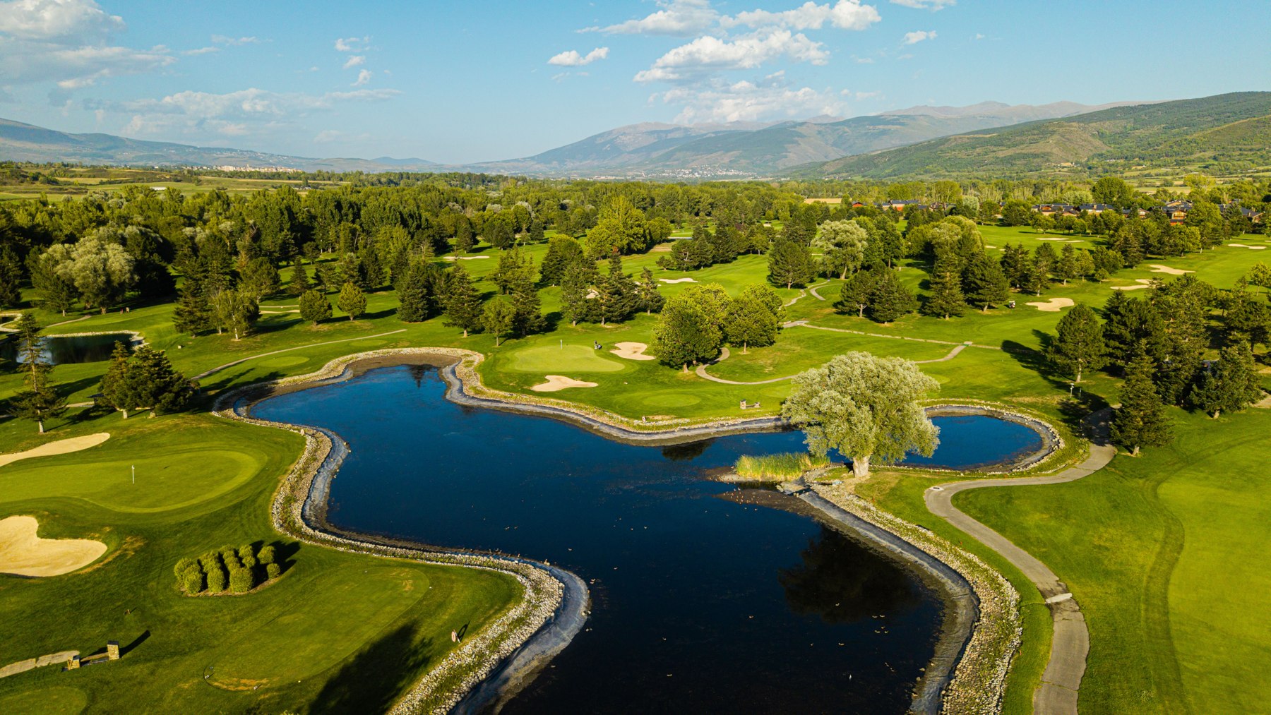 Lacs et fairways dans la vallée — Fontanals Golf Club