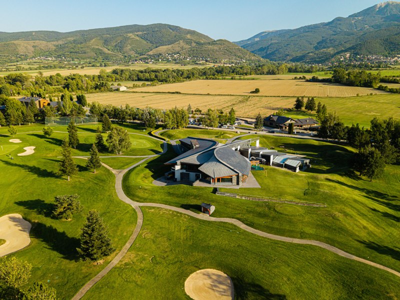 Club-house et parcours dans les Pyrénées — Fontanals Golf Club