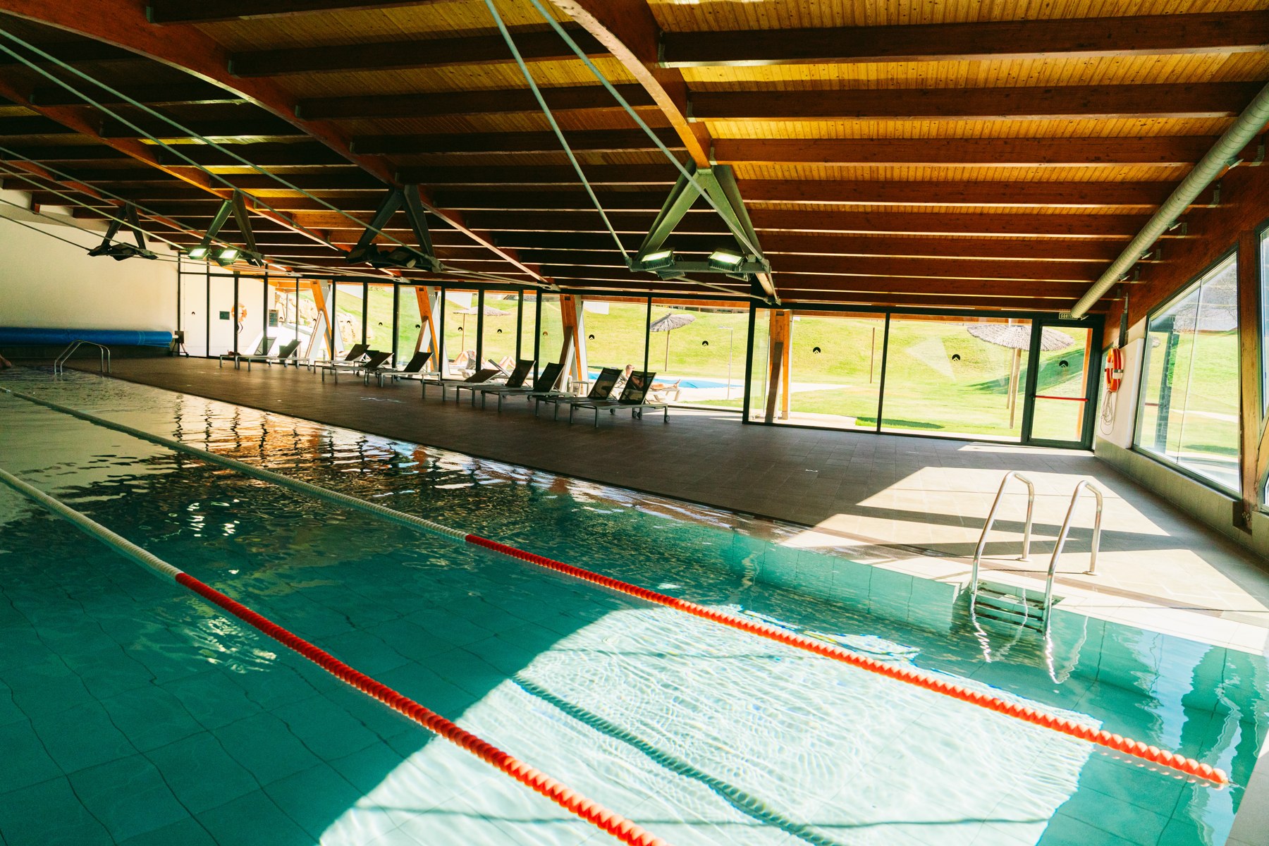 Piscine intérieure du club — Fontanals Golf Club
