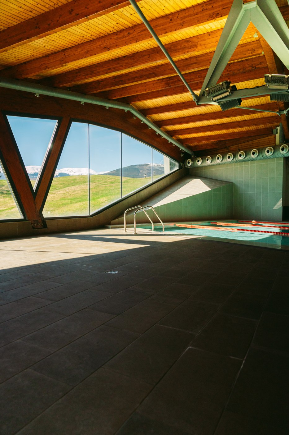 Bassin intérieur sous une charpente en bois — Fontanals Golf Club