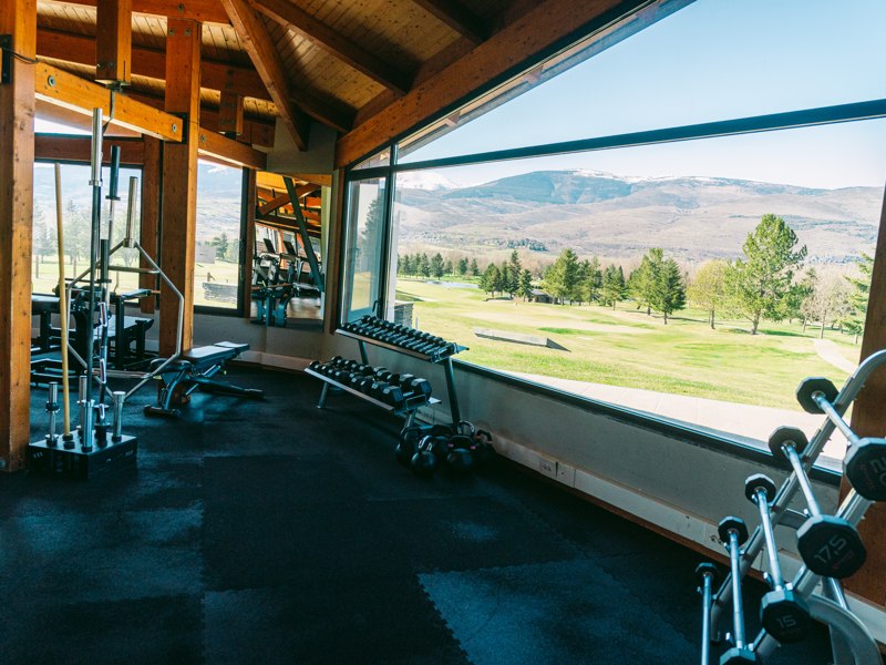 Salle de sport ouverte sur le paysage — Fontanals Golf Club