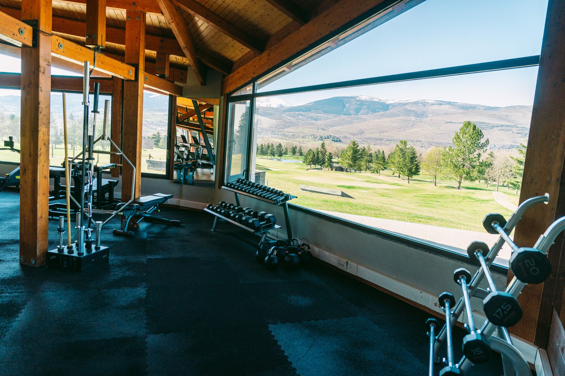 Salle de sport ouverte sur le paysage — Fontanals Golf Club
