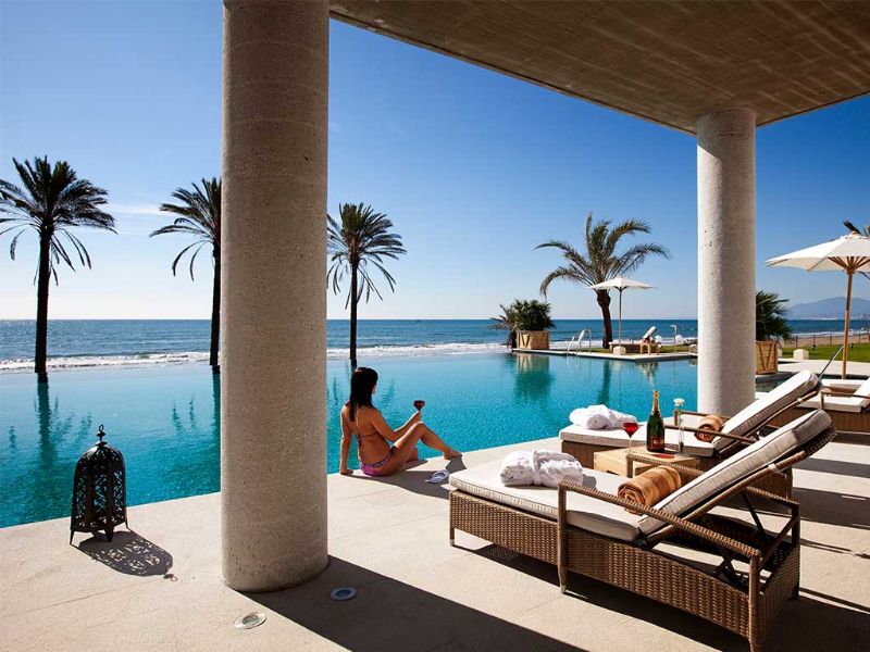 Beach club et piscine avec vue sur l'océan