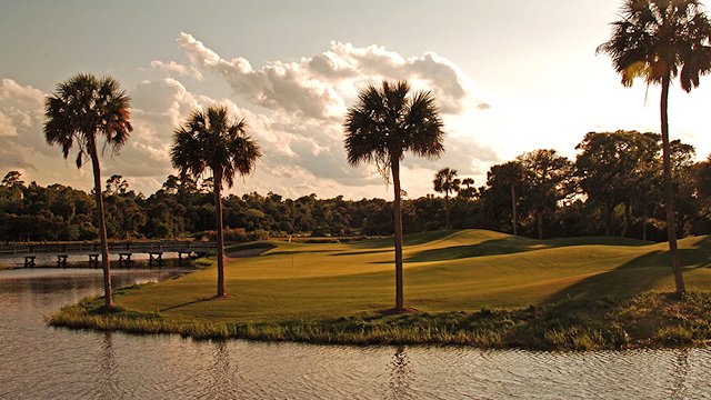 Green et Lac à The Osprey Pint Golf Course