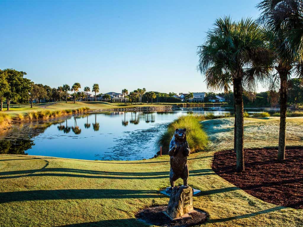 Le golf et sa célèbre statue de l'Ours