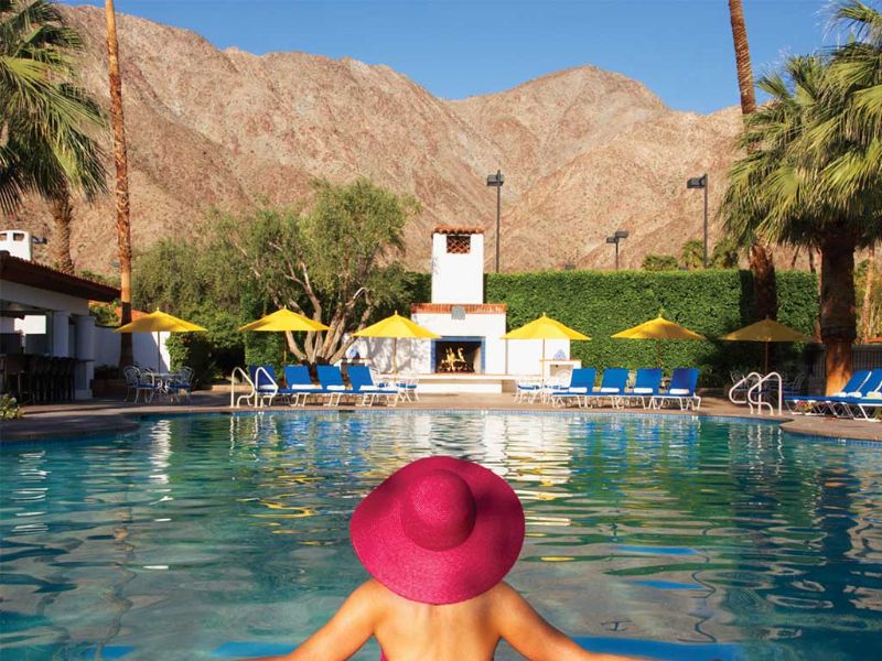 Piscine extérieure avec vue sur la montagne